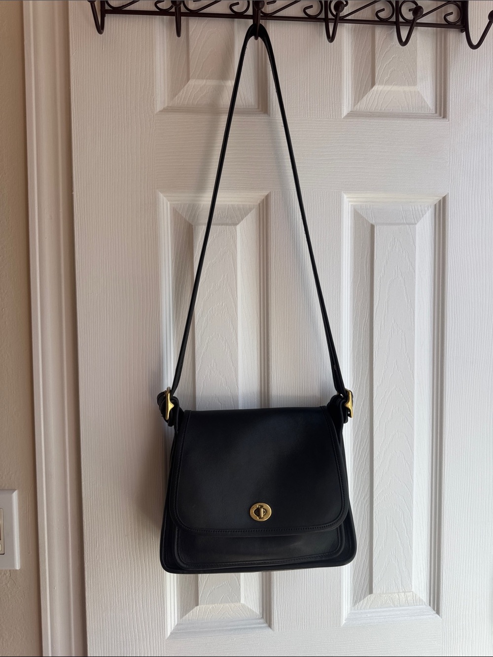 Vintage Coach 9061 Black Leather Shoulder Bag with Gold Hardware - Picture 2 of 4